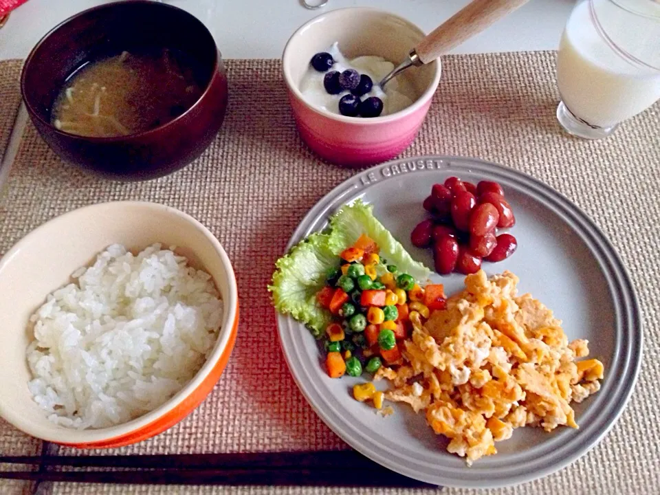 炒り卵 ミックス野菜炒め 煮豆 えのきとなめこの味噌汁 ヨーグルト 牛乳|にゃろめさん