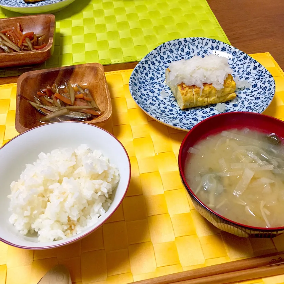 厚焼き卵、キンピラ、大根と菜っ葉のお味噌汁のごはん|舐め子さん