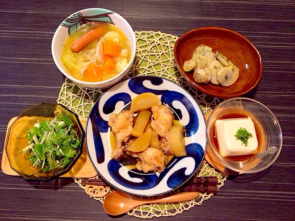 今夜は鳥手羽元肉と大根煮、野菜たっぷりポトフ、ふわとろ豆腐、水菜塩昆布サラダ、里芋オリーブオイルハーブソルトソテーです。|かれんさん