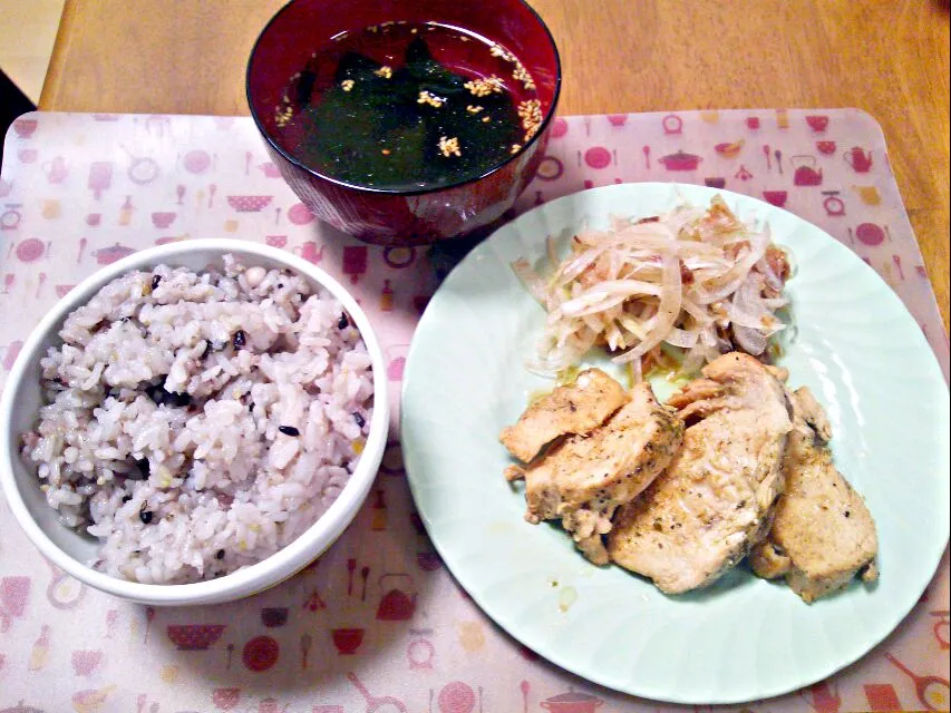 11月３０日 鶏のハーブソルト蒸し 玉ねぎサラダ わかめスープ|いもこ。さん