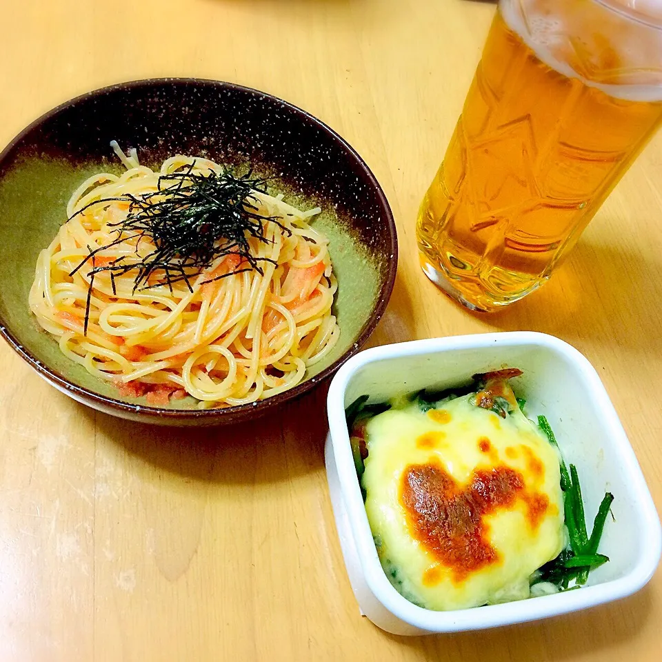 【晩ご飯】明太子パスタ🍝とほうれん草のチーズ焼きとビール🍺|たまこっこさん