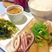 Snapdishの料理写真:イカと里芋の煮物・昆布と豆もやしの煮物・塩辛も定食|ぽこさん