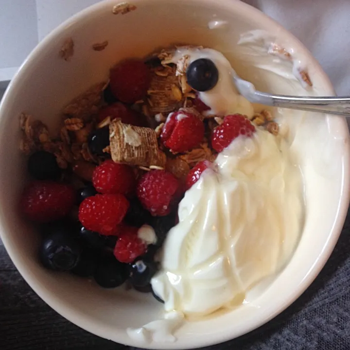 Granola, shredded wheat, blueberries, raspberries, Greek yoghurt and lactose free milk|Jessica Pennyさん