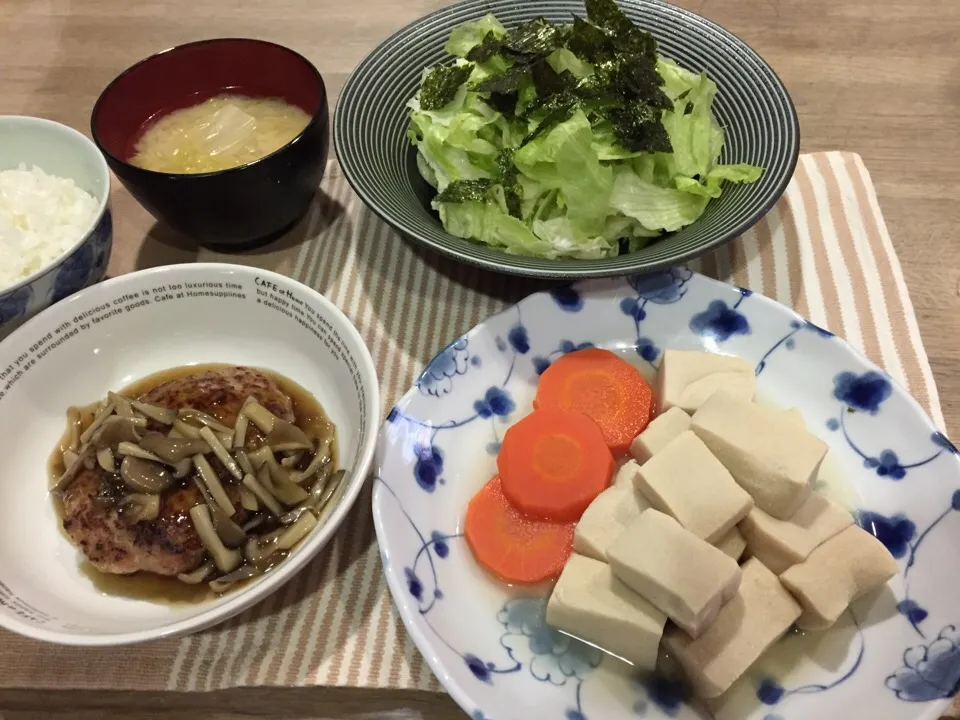 豚ハンバーグ照り焼ききのこソース・人参と高野豆腐の含め煮・レタスの海苔サラダ・白菜さつま揚げ味噌汁|まーままさん