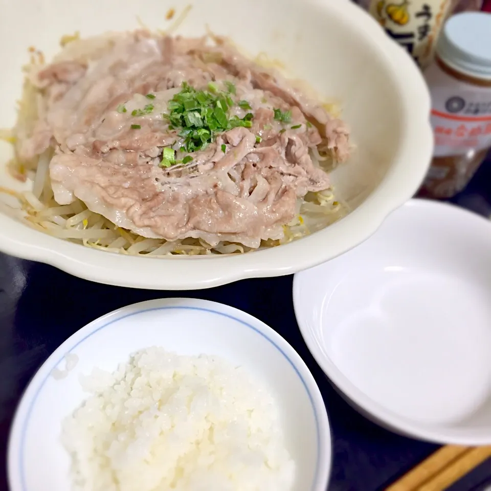 今日の晩ご飯は、豚肉ともやしの重ね蒸し、なめたけごはん。|ゆえさん