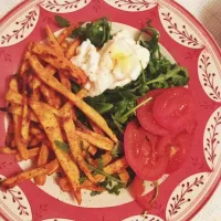 Sweet potato fries, rocket, tomatoes and a poached egg!|Jessica Pennyさん