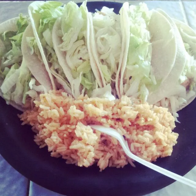 Snapdishの料理写真:red rice with chicken tacos|Carol Johnsonさん