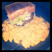 Snapdishの料理写真:Cali burger with mac n cheezy|Carol Johnsonさん