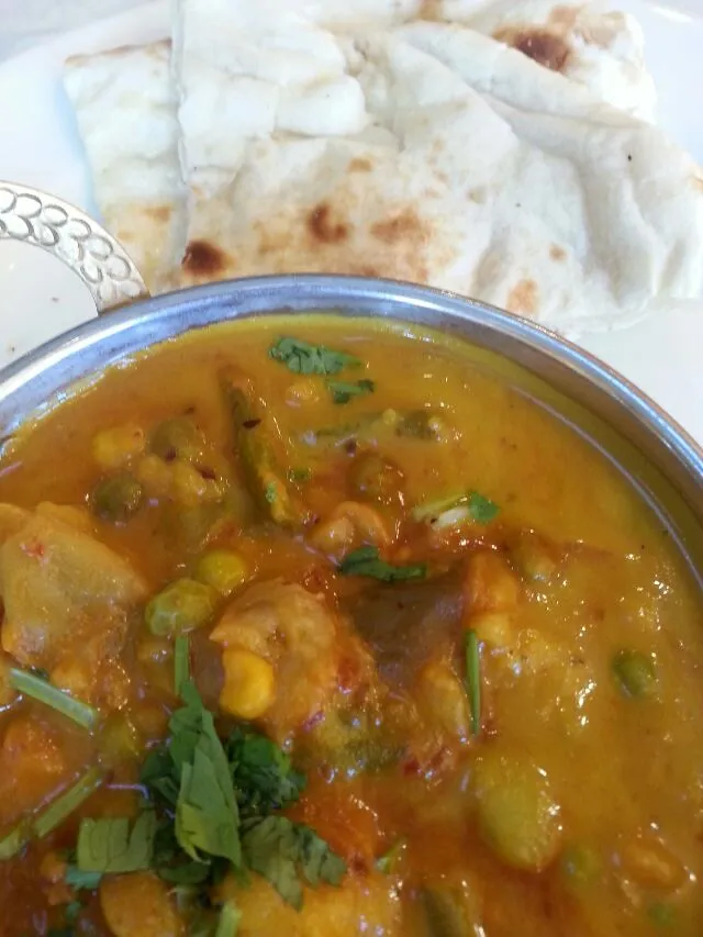 vegetable mango curry with naan bread.|Polly Gelfusoさん