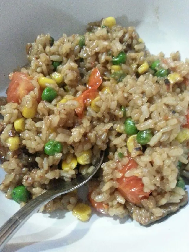 homemade fried rice.  with corn,  peas,  tomato,  And Bragg's.|Polly Gelfusoさん