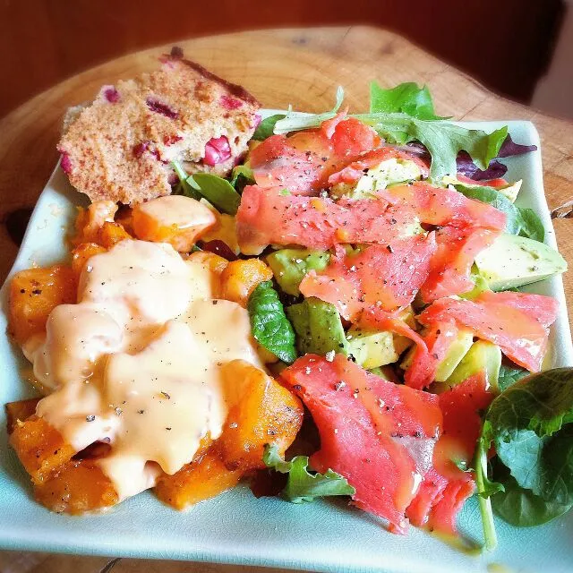 Cheesy organic butternut squash + lox and avocado salad with tangerine no oil vinaigrette + homemade gluten free cranberry cornbread|Kompeito_cooksさん