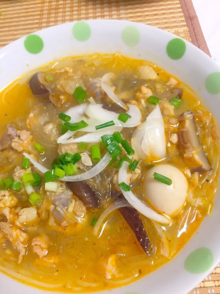 Clear vermicelli soup with chicken and mushroom|Moe Moe Thandarさん