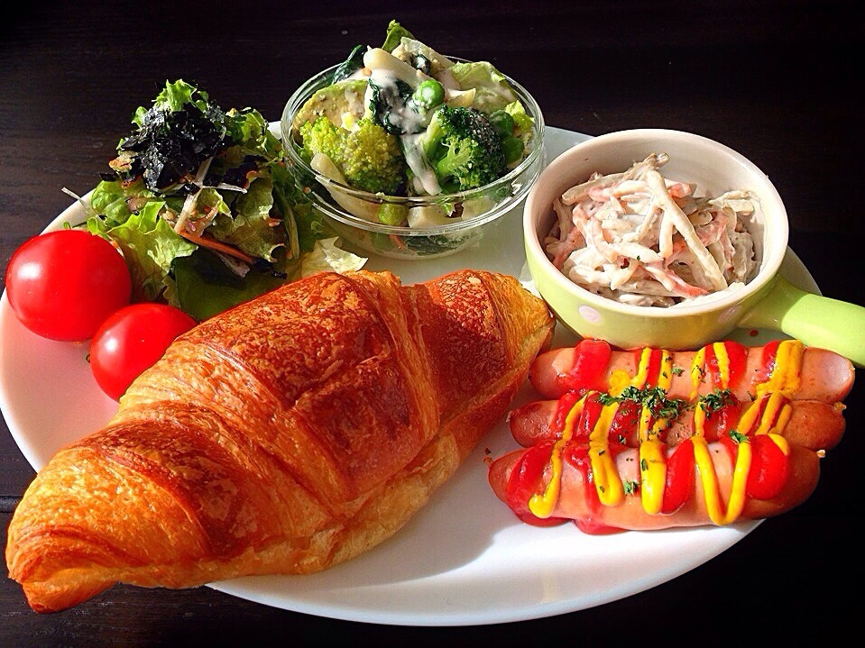 ⭐️クロワッサン ⭐️ウィンナー ⭐️ごぼうサラダ ⭐️緑の野菜とささみのサラダ チーズドレッシング ⭐️野菜サラダ 胡麻中華ドレッシング