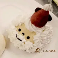 Snapdishの料理写真:サンタさんのプチドームケーキ～ホワイトチョコクリームとキャラメルソースのレシピつき～