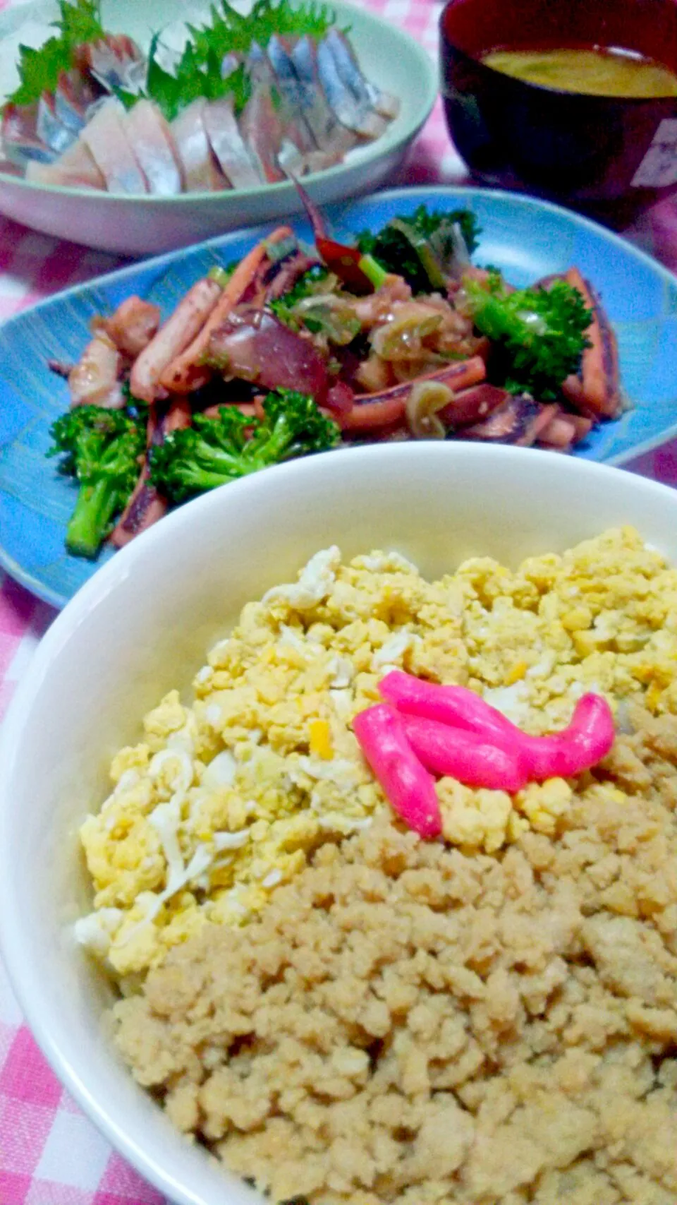 Snapdishの料理写真:そぼろ丼(鶏挽肉･卵･生姜･紅生姜)、つばす刺身、醤油糀炒め(いか･プロッコリー･にんにく･白ねぎ)、お味噌汁(大根･油揚げ･白ねぎ)|まあるさん