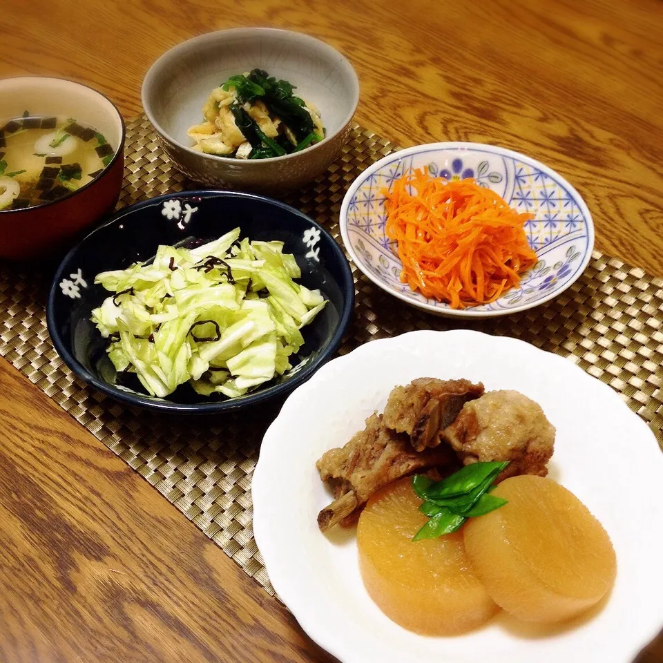 大根とスペアリブの煮物・塩昆布キャベツ・即席吸い物・油揚げとほうれん草のサッと炊いたの・にんじんサラダ|美也子さん