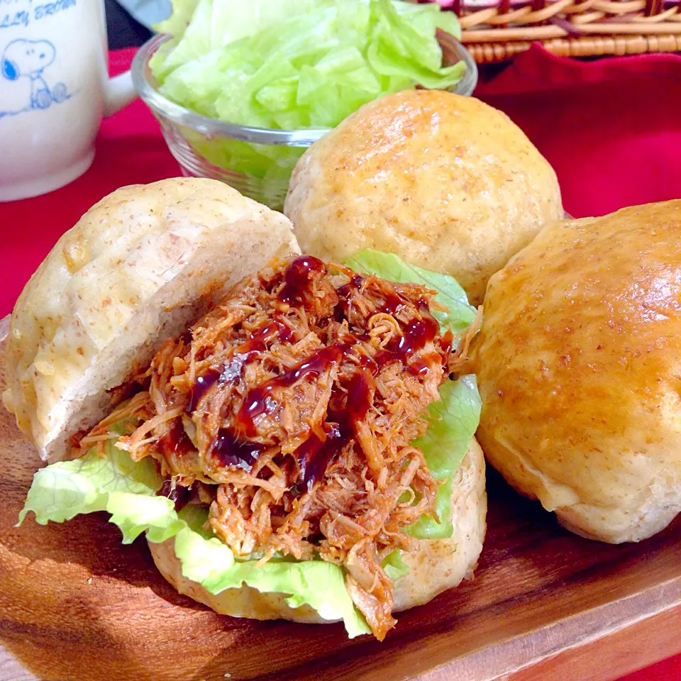 Snapdishの料理写真:フルグラパン生地で、                  プルドポークスライダー🍔. Pulled pork Slider using Granola.|yorikoさん