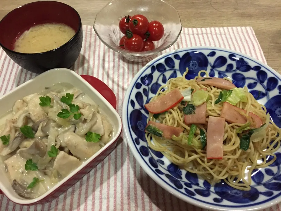 胸肉とキノコのミルクチーズ煮・ガーリック塩焼きそば・ミニトマト・大根とふのり味噌汁|まーままさん