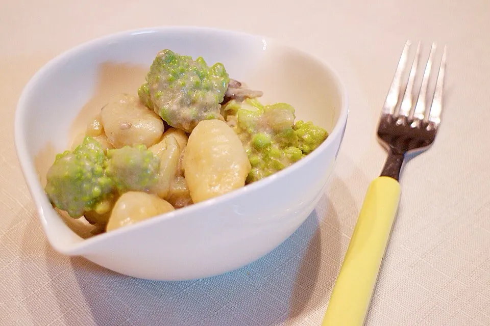 Snapdishの料理写真:Gnocchi w Romanesco broccoli n mushrooms white sauce #vegan|Leahさん