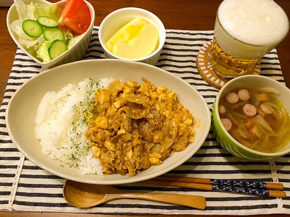 卵とじ丼をリメイク‼︎‼︎和風カレー コンソメスープ サラダ リンゴ|haseseさん