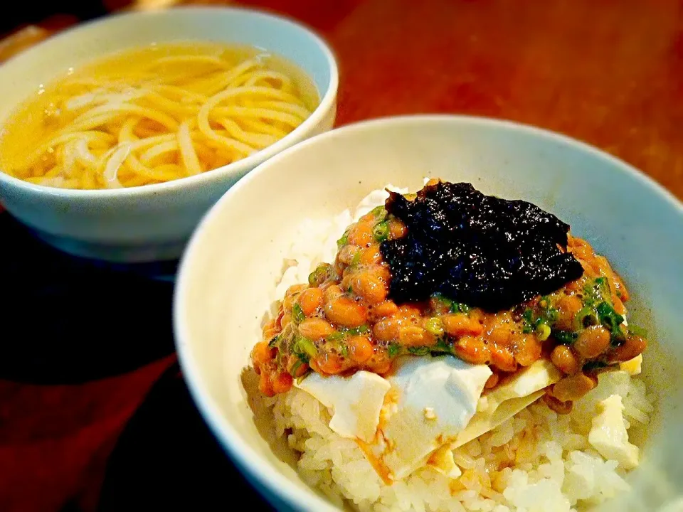 代表(旦那)は納豆ご飯、専務(私)は素うどん。胃の調子がイマイチなのでこんな感じになりました。|いちどぅしさん