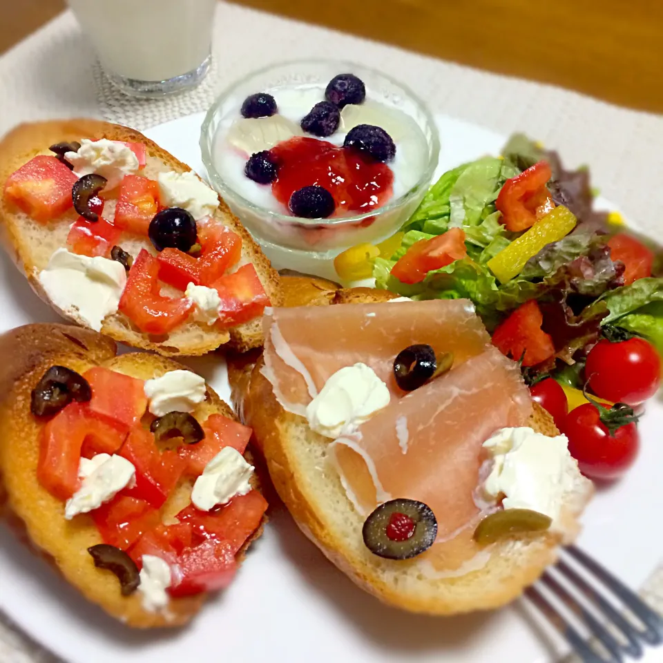 Snapdishの料理写真:生ハムとトマトのクリームチーズのオープンサンド♡|🍎ゆかりんご🍎さん