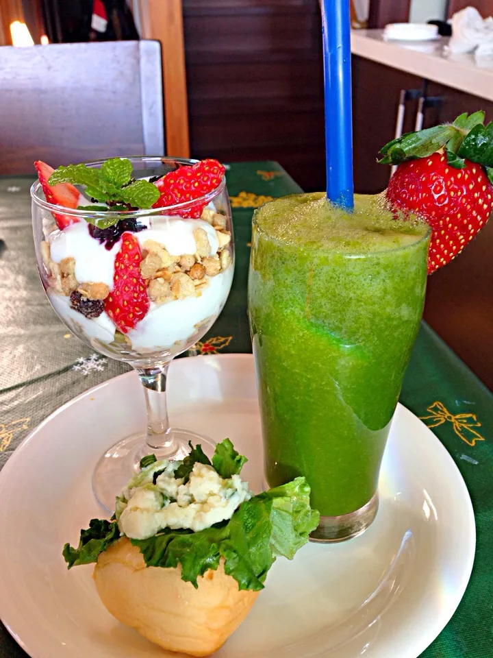 Fruits granola yoghurt & green smoothie|viviさん