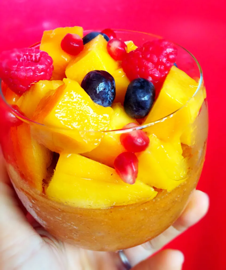 Snapdishの料理写真:Persimmon smoothie topped with mango, blueberries and pomegranate|coxiella24さん