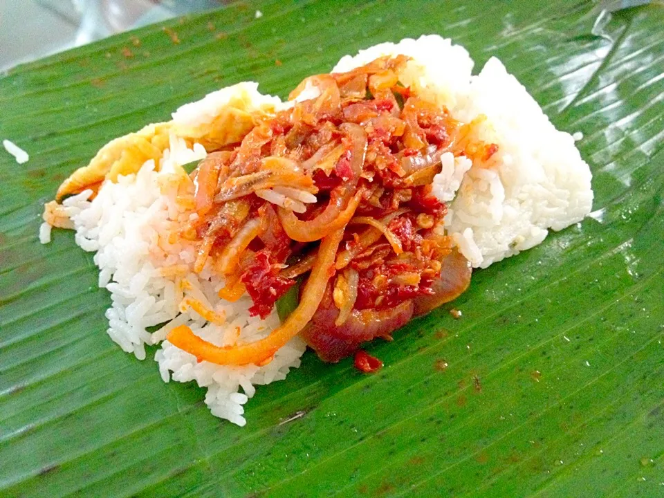 Snapdishの料理写真:Nasi lemak (coconut rice with sambal chilli wrapped in toasted banana leaf) 😊|eveさん