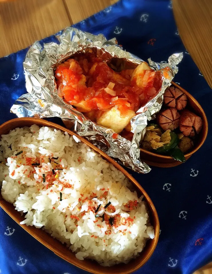 木綿豆腐のエビチリ味付け。卵と胡瓜の中華炒め。ソーセージ。里芋とワカメの味噌汁。|Reina Reinaさん