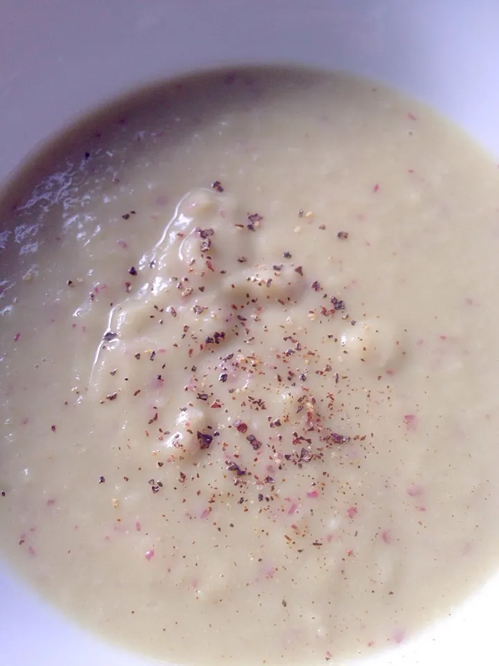 Snapdishの料理写真:Sweet potato creamy soup :) so delish! ヤバイくらいおいしい、サツマイモのココナッツポタージュ☆ 乳製品一切使ってませんo(^▽^)o|Tanuさん