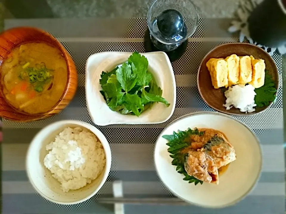 土曜日のお昼ご飯♪
●鯖の味噌煮缶
●だし巻き卵
●実家栽培の三つ葉
●具沢山味噌汁|yokoさん