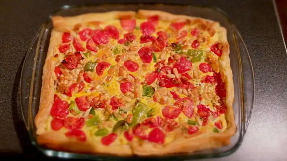 Leftovers quiche with green pepper, mini tomatoes, green peas, pine nuts and garlic cream cheese. Better than I expected, yum!|Anniekさん