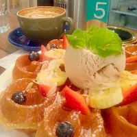 Snapdishの料理写真:Rebecca Waffle....... #theowlscafe #waffle|Hoh Chingさん