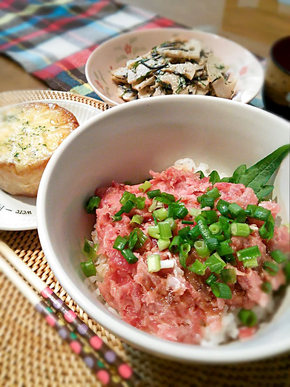 Snapdishの料理写真:晩ごはん☆ネギトロ丼&大根ステーキ&れんこんサラダ&お味噌汁♪|あゆさん