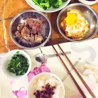 Snapdishの料理写真:妈咪做的白切羊肉和拌饭酱 外婆煎的荷包蛋|femalestronggunさん