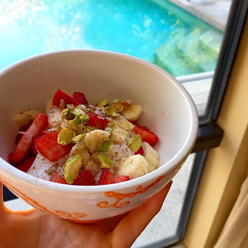 Snapdishの料理写真:Breakfast bowl: sliced strawberry and banana, cinnamon agave yogurt, and crushed pistachios|victoria valerioさん