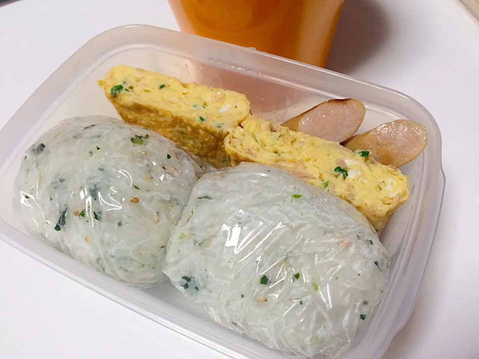 おにぎり、ツナと青ねぎの卵焼き、ウインナーの簡単弁当。|しーさん