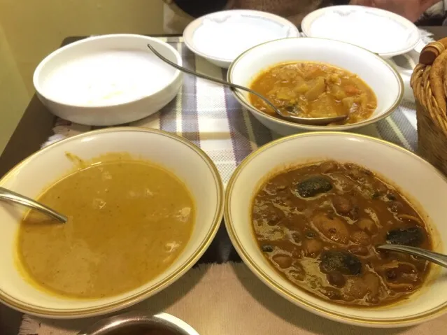 ネパールカレー店で。奥から野菜カレー、豆カレー、チキンカレー|織友さん