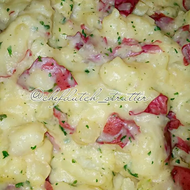 HOMEMADE GARLIC HERB BUTTERED MASHED POTATOES|THE KITCHEN QUEENさん