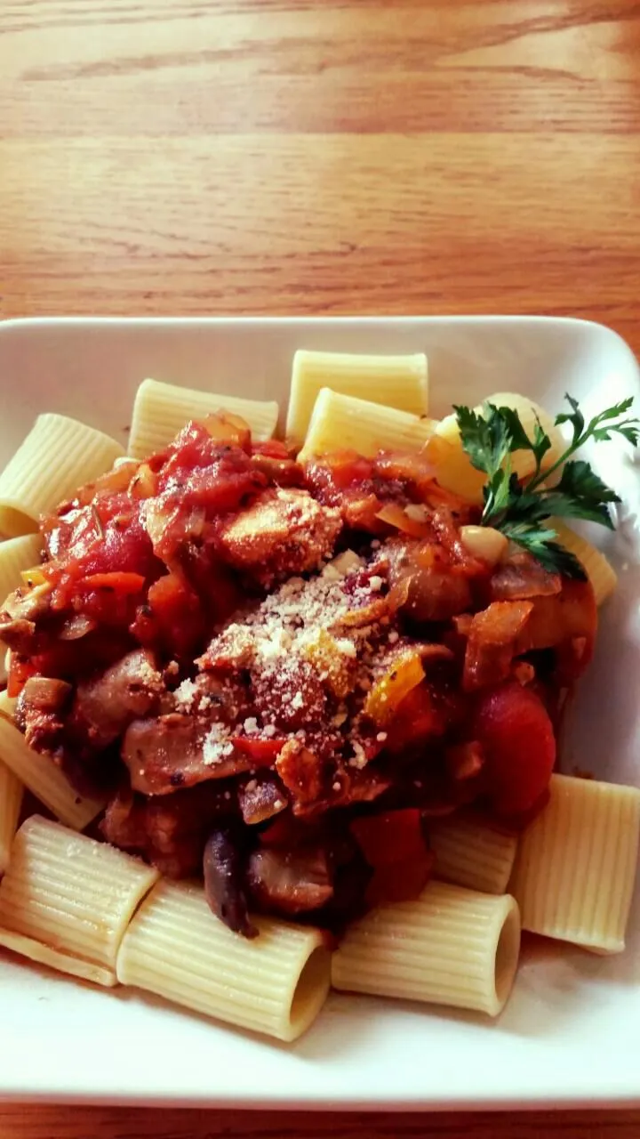 Crock-pot Bolognase over Rigatoni|Danielle Hurdleさん