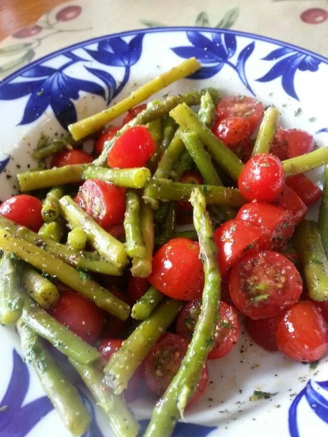 Cherry Tomatoes & Asparagus Salad in Basil-Dill Dressing|Danielle Hurdleさん