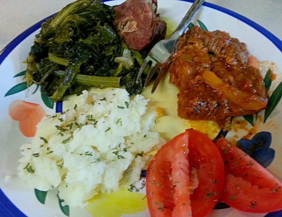 Swiss Steak, Collard Greens & Smoked Ham Hocks, Tomato- Herb Salad, Mashed Potatoes with Gouda Cheese|Danielle Hurdleさん