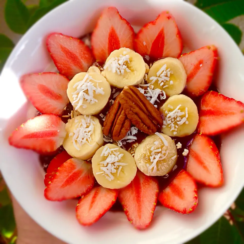 Snapdishの料理写真:My first açaí bowl featuring strawberries🍓|yeluさん