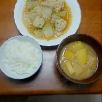 11/4夜🌻鶏肉団子と白菜と白滝の煮物・じゃがいもと玉ねぎのおみおつけ|monちゃんさん