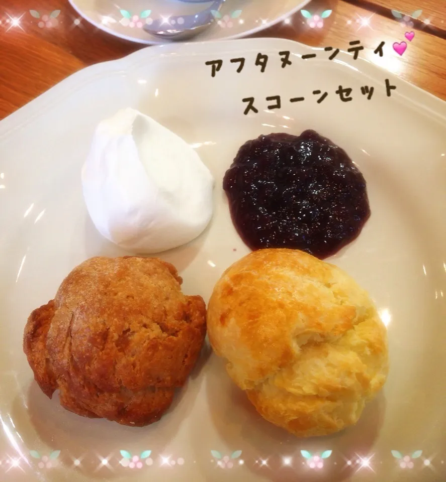 Snapdishの料理写真:アフタヌーンティ💕スコーンセット期間限定りんごとシナモンのスコーン🎄|Makinsさん