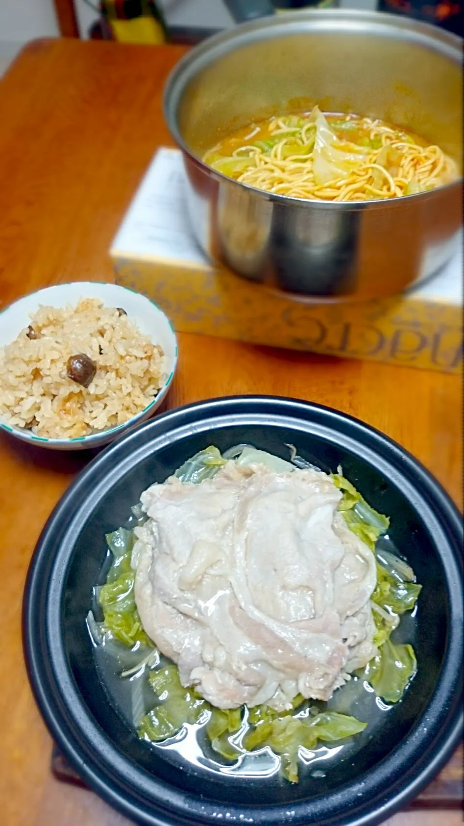 11/5夜🌻タジン鍋で塩麹豚とキャベツ・ラーメン・ママのきのこご飯|monちゃんさん