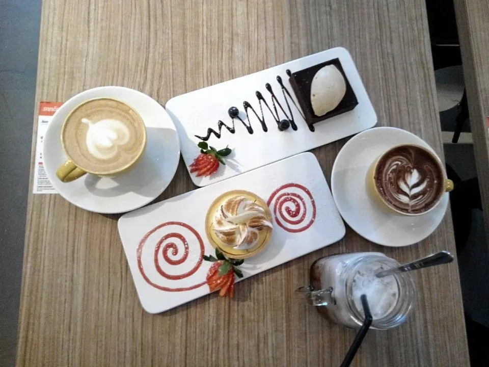 Chilling Out with friends
Dark Chocolate tart, Lemon tart, coffee.|秋平さん