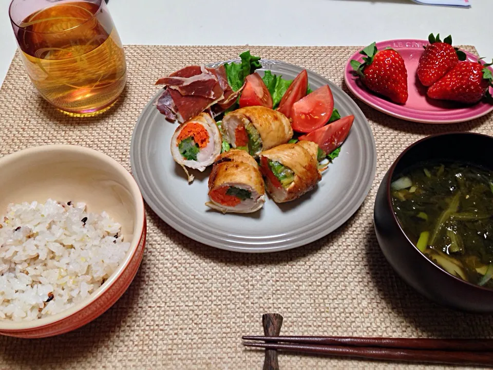 人参とねぎのささみロール 生ハム トマト 春菊と豚バラの味噌汁 とちおとめ|にゃろめさん