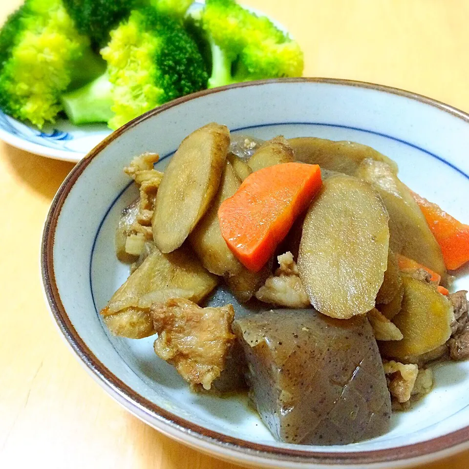 こんにゃくと牛蒡の煮物と茹でブロッコリー|たまこっこさん